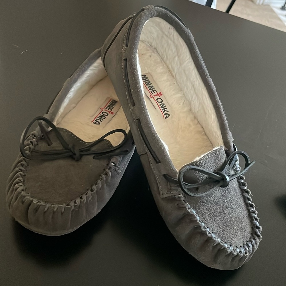 Minnetonka Grey Moccasin Shoe Sz 7 Leather Tie Exterior Side Front Sherpa Lining - Picture 2 of 13